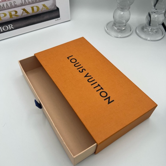 Louis Vuitton LV Rare “By the Pool” Large Zippy Wallet - with COA - Picture 8 of 16